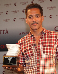 Applausi e grande folla per il premio speciale del Sicilian Film Festival a Beppe Fiorello durante la Mostra del Cinema di Venezia