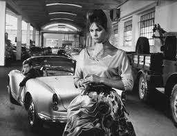 LA RAGAZZA CON LA VALIGIA - Incantevole Cardinale