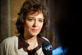 Assediata dai fotografi, Valeria Golino illumina la capitale russa