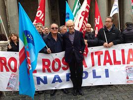 Ken Loach in piazza al fianco dei lavoratori della Croce Rossa