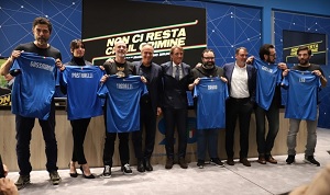 NON CI RESTA CHE IL CRIMINE - Il cast del film con le due stelle dei Mondiali 82 a Coverciano