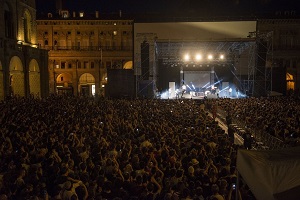 LA PIAZZA DELLA MIA CITTA' - Bologna e Lo Stato Sociale