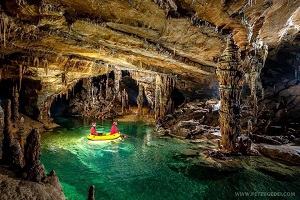ESTERNO/GIORNO - Le passeggiate cinematografiche estive portano in una grotta carsica