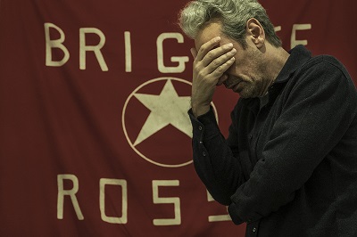 ESTERNO NOTTE - La prima immagine ufficiale