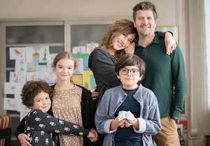 TRE DI TROPPO - Il film di e con Fabio De Luigi in sala il 27 gennaio
