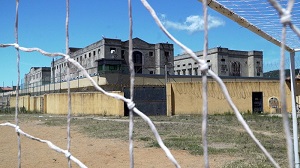 PORTO AZZURRO, UN CARCERE SOTTO SEQUESTRO - Venerd 16 settembre su Rai 2