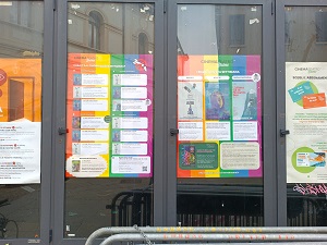 CINEMA DUOMO ROVIGO - Le bacheche si tingono di arcobaleno per dire basta alla guerra