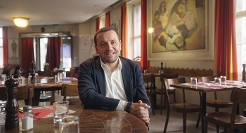LA PRODIGIOSA TRASFORMAZIONE DELLA CLASSE OPERAIA IN STRANIERI - Al cinema dal 19 maggio