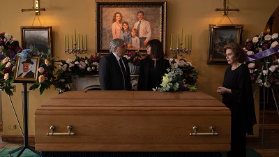 UN TRANQUILLO FUNERALE DI FAMIGLIA - Le musiche originali portano la firma di Roberto Lobbe Procaccini, che per il finale orchestrale schiera la voce di Malika Ayane insieme ai protagonisti del film